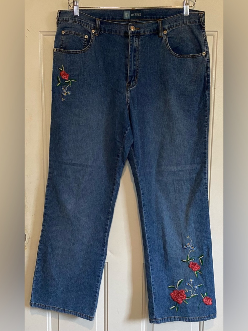 Avenue Blues Size 18 Straight Leg Floral Embroidered Jeans Pants Women’s